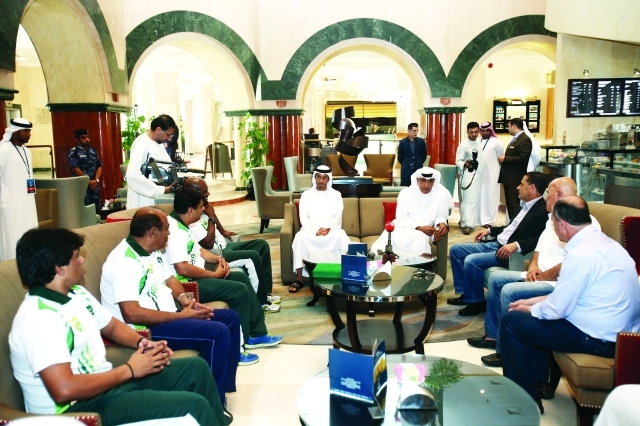 "■ الرميثي يتحدث إلى رؤساء الوفود | تصوير: عمران خالد"