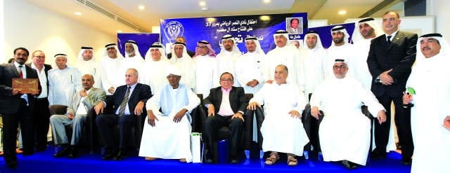 "■ عبدالملك وكبار الحضور مع المكرمين من رواد الإعلام الرياضي  |   تصوير: موهان"