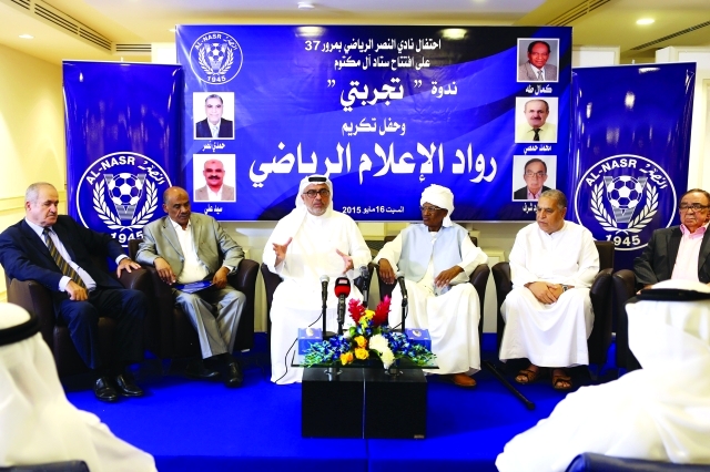 "■ الجوكر خلال إدارته الندوة بحضور المكرمين"