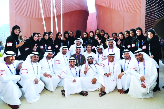 " عبد الله بن زايد متوسطاً فريق العمل في جناح الإمارات بمعرض إكسبو ميلانو"
