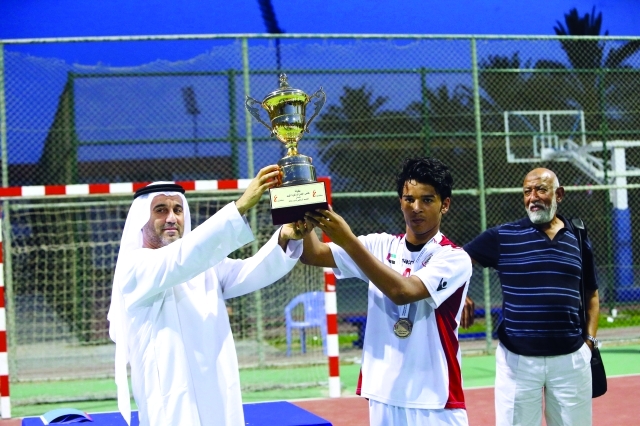 "■ ماجد سلطان يسلم كابتن الشارقة كأس البطولة | البيان"