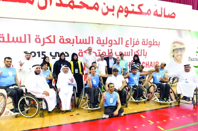 "■ فرحة إماراتية بالفوز الأول في البطولة والاقتراب من المربع الذهبي | تصوير: جابر عابدين"