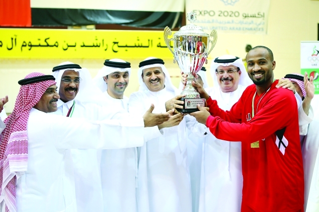 "■ المدفع والقرقاوي يتوجان الاهلي بكأس اتحاد السلة | تصوير: سالم خميس"