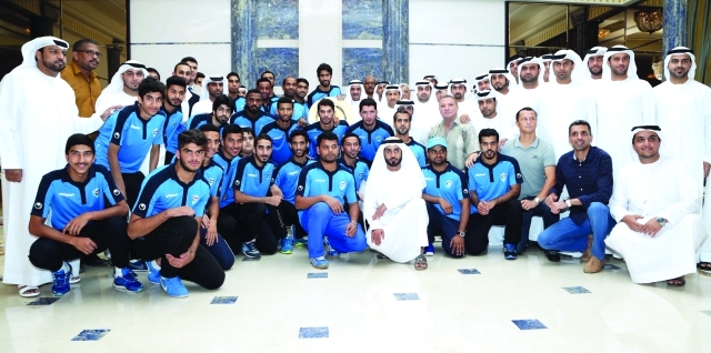 "■ حمد الشرقي يتوسط أبطال دوري الأولى | تصوير: زيشان أحمد"
