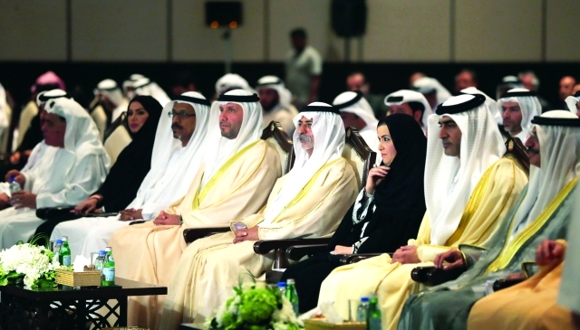 " نهيان يتوسط مقدمة الحضور في مؤتمر الغربية للتنمية | البيان"