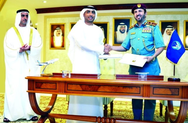 "■ سيف بن زايد يشهد توقيع المذكرة بين ناصر النعيمي وسامي الريامي"