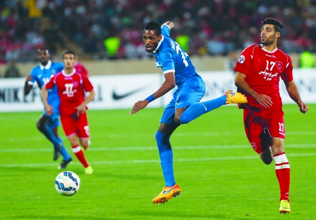 "■ محمد الجافلي لاعب الهلال يمر من مهدي تيرمي اللاعب الإيراني | أ ف"