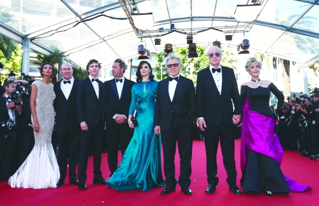 "■ المخرج باولو سورنتينو يتوسط ابطال فيلمه «شباب» لدى وصولهم على سجادة المهرجان | ايه بي ايه"