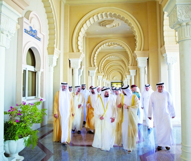 "■ سلطان القاسمي يستمع إلى شرح عن أقسام مبنى بلدية الشارقة"