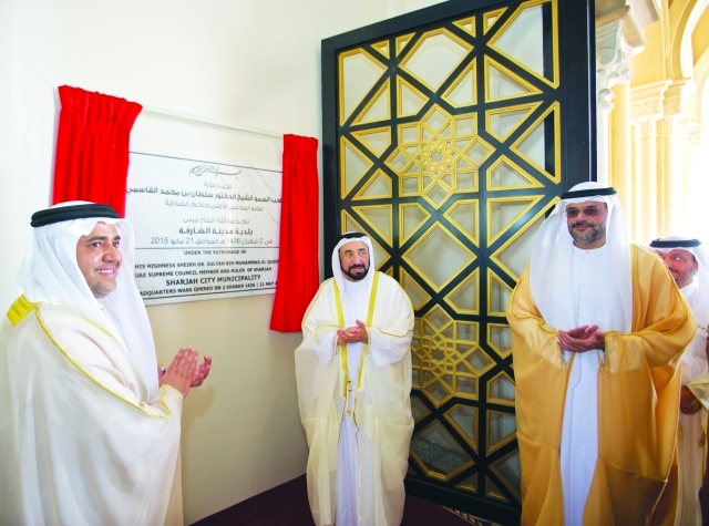 "■ سلطان القاسمي وولي عهد الشارقة خلال افتتاح المبنى | من المصدر"