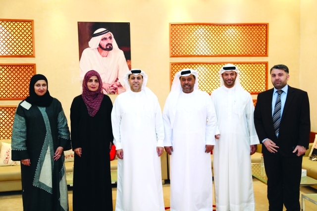 "ظاعن شاهين متوسطاً عفراء البسطي ومريم بن ثنية وعلي شهدور والقمزي وزاهر العلي  |  تصوير محمد الزرعوني"