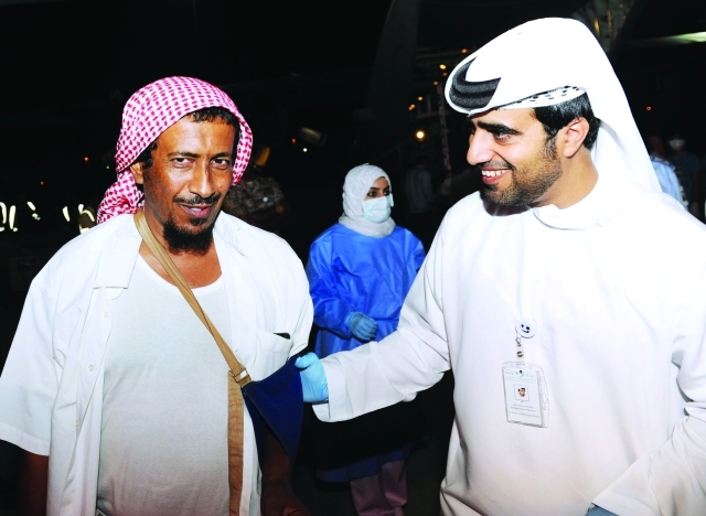 "أحد المشرفين على نقل الجرحى خلال استقباله أحد المصابين"