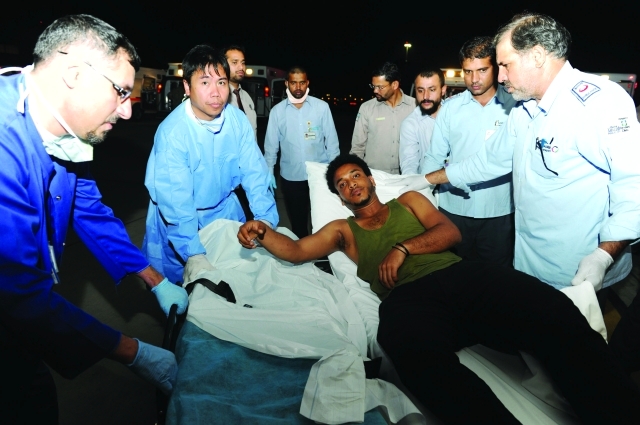 "الفريق الطبي ينقل أحد الجرحى"