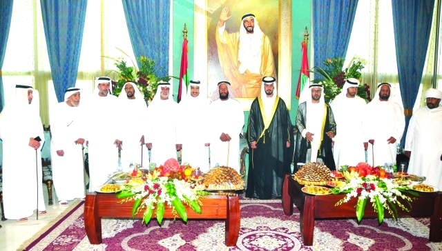 "■ نهيان بن مبارك وأحمد الزعابي خلال الحفل"