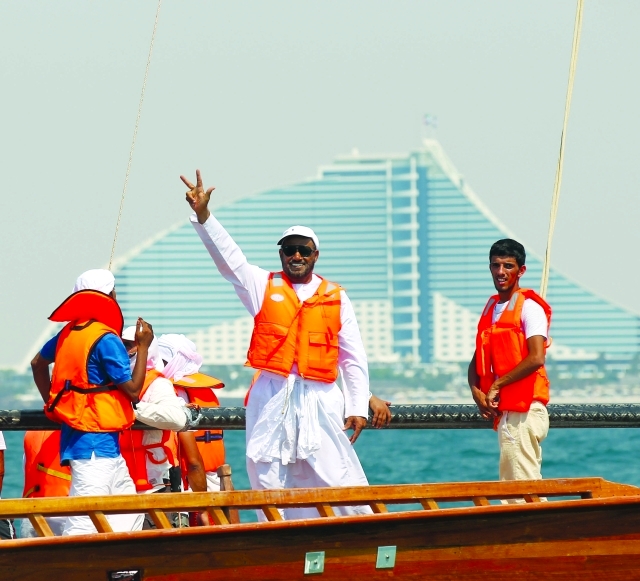 "محمد راشد الرميثي يرفع علامة الانتصار"