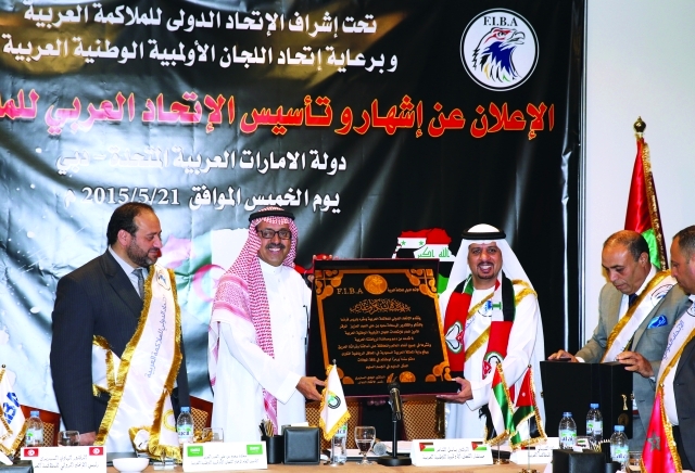 "■ الشيباني يهدي العبد العزيز درعاً تذكارية | البيان"