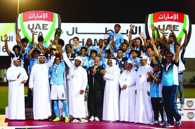 "■ جانب من تتويج فريق نادي حتا بكأس الناشئين"