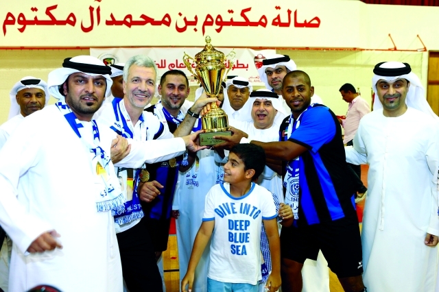 "■ ابراهيم عبدالملك يتوج النصر بكأس البطولة | تصوير: عماد علاءالدين"