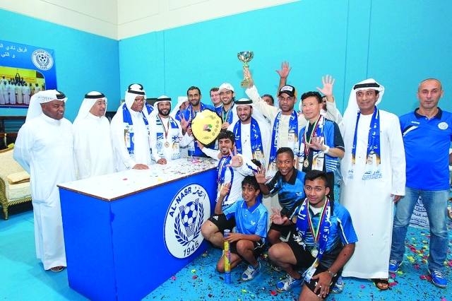 "■درع الدوري محاطا بفرحة لاعبي ومسؤولي النصر | البيان"
