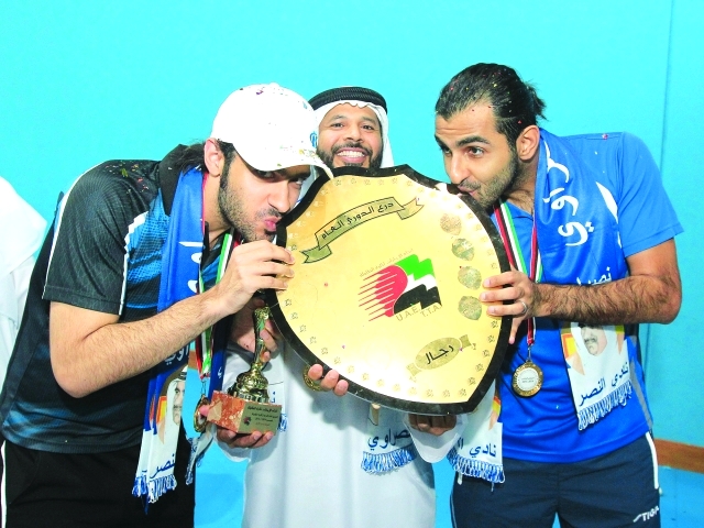 "قبلة نصراوية على درع الدوري البيان"