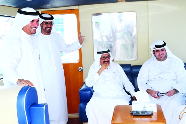 "■ حمدان بن راشد يستمع إلى حديث عن السباق بحضور سعيد بن حمدان وسعيد حارب وبن خصيبة | البيان"