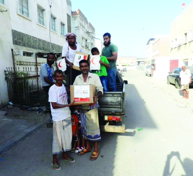 "■ مستفيدون يحصلون على حصصهم من المساعدات"