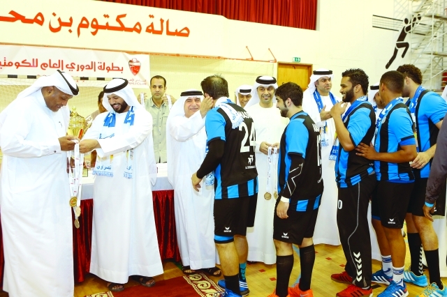 "■ تسليم لاعبي النصر ميداليات المركز الأول | البيان"
