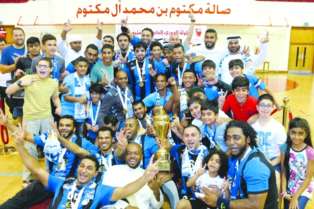 "■ فرحة النصراوية بالكأس الغالية على أرض الصالة الحمراء | تصوير: عماد علاءالدين"