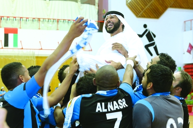 "■ اللاعبون يحتفلون مع مروان بن غليطة عقب المباراة | البيان"