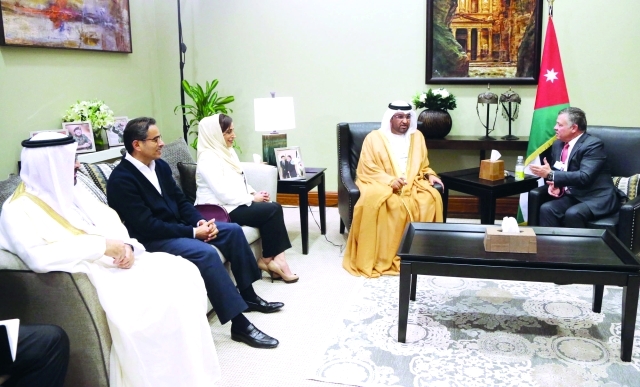 "■ عبد الله الثاني مستقبلاً الجابر وبدور القاسمي ومحمد العبار  |  وام"