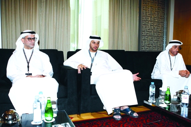 "Ⅶ ياسر المزروعي خلال لقائه مع الصحفيين على هامش الملتقى | البيان"