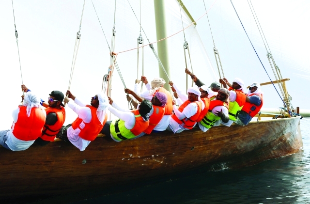 "■ النواخذة يحاولون توجيه السفينة في اتجاه الرياح | رويتر"