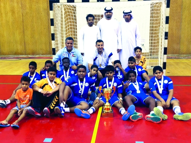 "■ صغار النصر مع الإداريين وكأس البطولة | البيان"