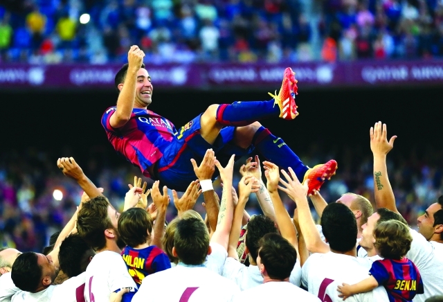"■ نجوم برشلونة يكرمون تشافي | أ ب"