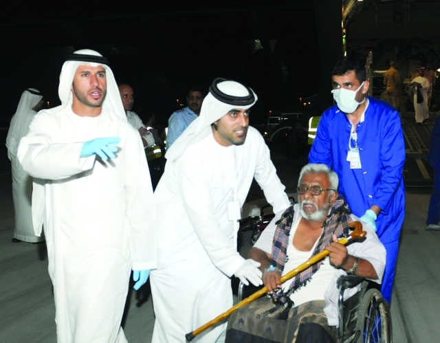 "■ خلال وصول الجرحى والمهجرين اليمنيين إلى أبوظبي | وام"