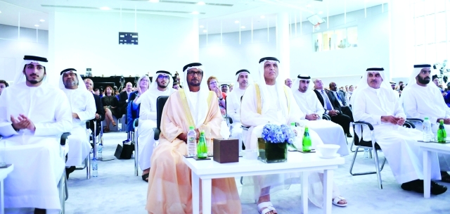 "■ حاكم رأس الخيمة وعبد العزيز الغرير وفاهم القاسمي يتوسطون الحضور | وام"