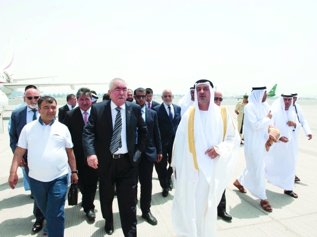 "■ سلطان بن خليفة في استقبال المسؤول الأفغاني"