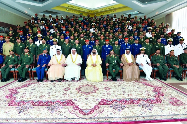 "■ محمد بن راشد وهزاع وسيف بن زايد وأحمد بن طحنون وسعيد بن محمد وقائد الكلية وكبار الضباط في صورة جماعية مع الخريجين | تصوير -سيف محمد"
