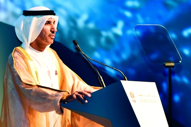 "محمد الأحبابي خلال إلقاء كلمته في الحفل"