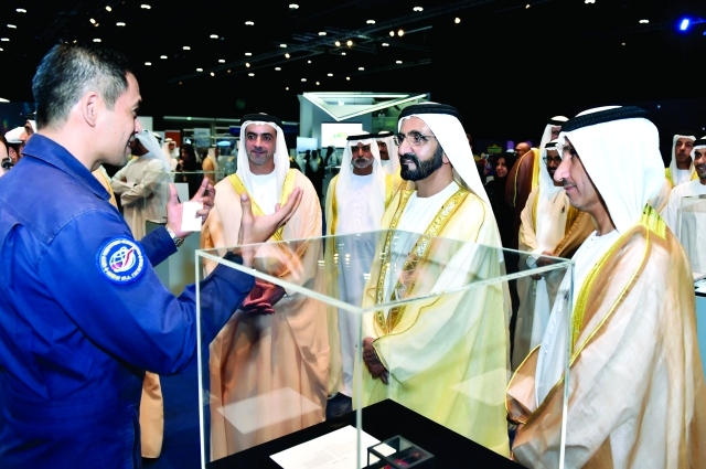 "محمد بن راشد خلال جولته في معرض الفضاء بحضور سيف بن زايد ونهيان بن مبارك ومحمد الأحبابي"