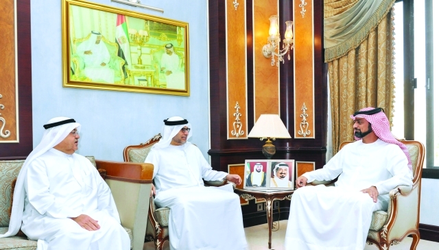 "ولي عهد عجمان خلال استقباله أنور قرقاش والمدفع | وام"