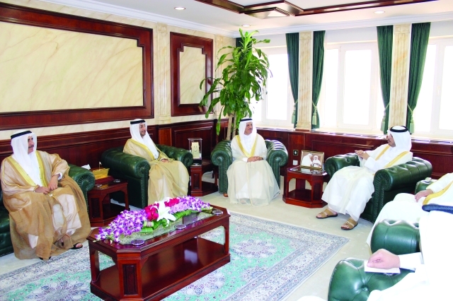 "عبدالله بن ناصر بن خليفة آل ثاني خلال استقبال المنصوري وعددا من اعضاء الوفد الاماراتي الزائر | من المصدر"