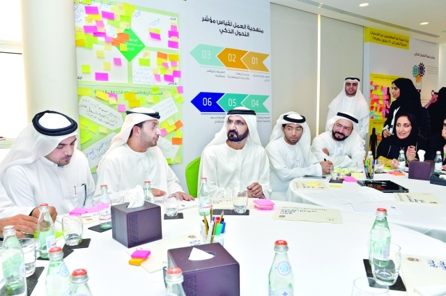 "محمد بن راشد يناقش المشاركين الأفكار المطروحة"