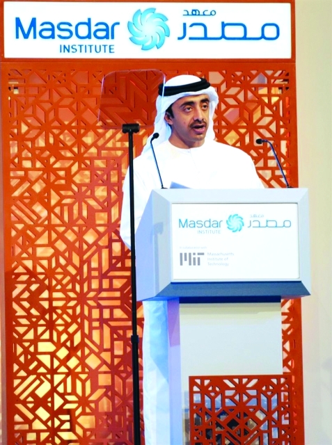 "■ عبد الله بن زايد خلال إلقاء الكلمة الافتتاحية"