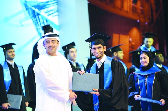 "■ ويسلم شهادة التخرج لأحد الطلبة"