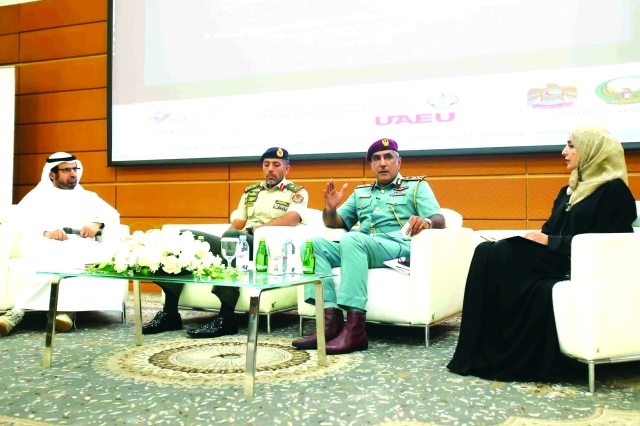 "أحمد بن طحنون ومحمد الرميثي وعفراء البسطي وعلي النعيمي خلال الملتقى | تصوير: عمران خالد"