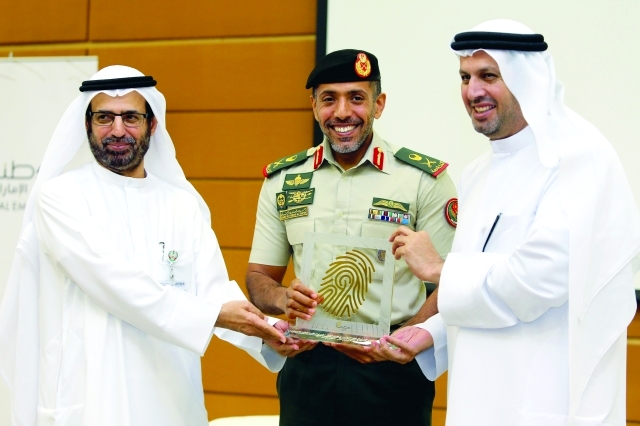 "ضرار بالهول وعلي النعيمي يكرمان أحمد بن طحنون"