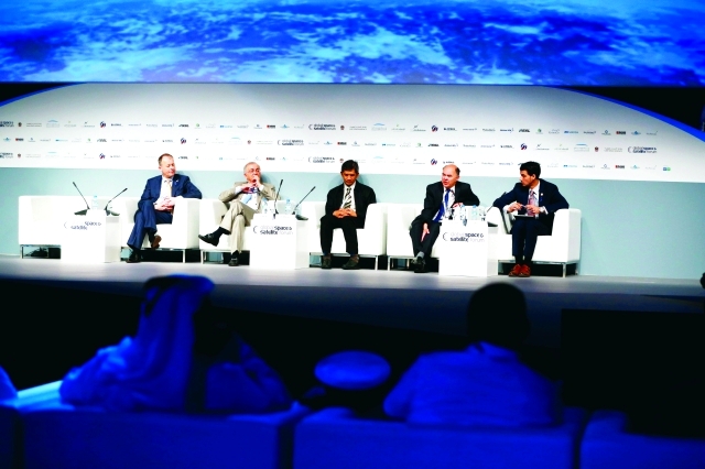 "منتدى تطوير تكنولوجيا الفضاء التجارية جلسة تمويل مشاريع الفضاء والاستغلال التجاري للفضاء مدير الجلسة برونو باجارد المشاركون فرانسوا أكوا - جورج وايتسايدز - رولف دنسينج ومارتن سويتنج"