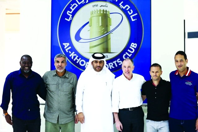 "■ مدرب نادي الخور  القطري الجديد بعد توقيعه العقد  |  البيان"