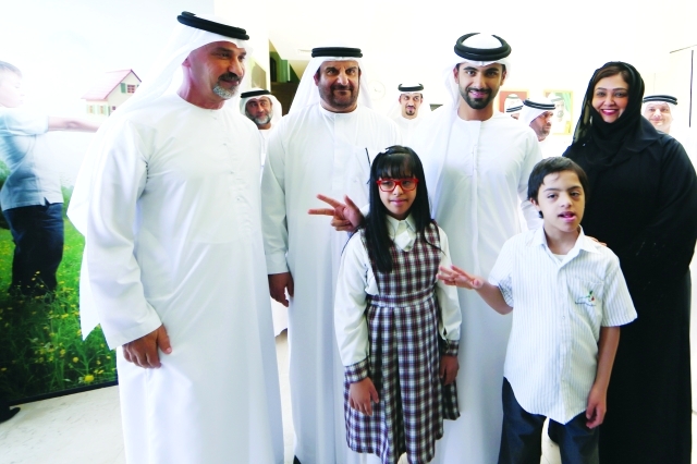 "■ سموه مع بعض أطفال المركز بحضور عبد الله الشيباني وخالد الكمدة"
